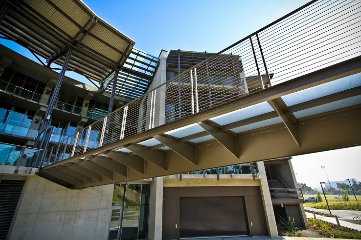 Skybridge and laboratory wing of the Structural and Materials Engineering building at UC San Diego
